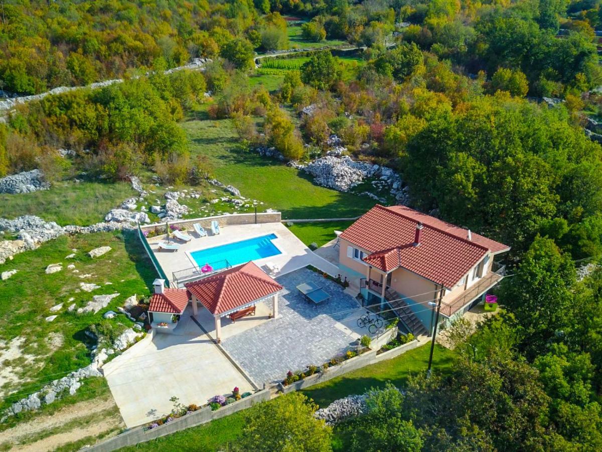 Villa Katja โอมิช ภายนอก รูปภาพ