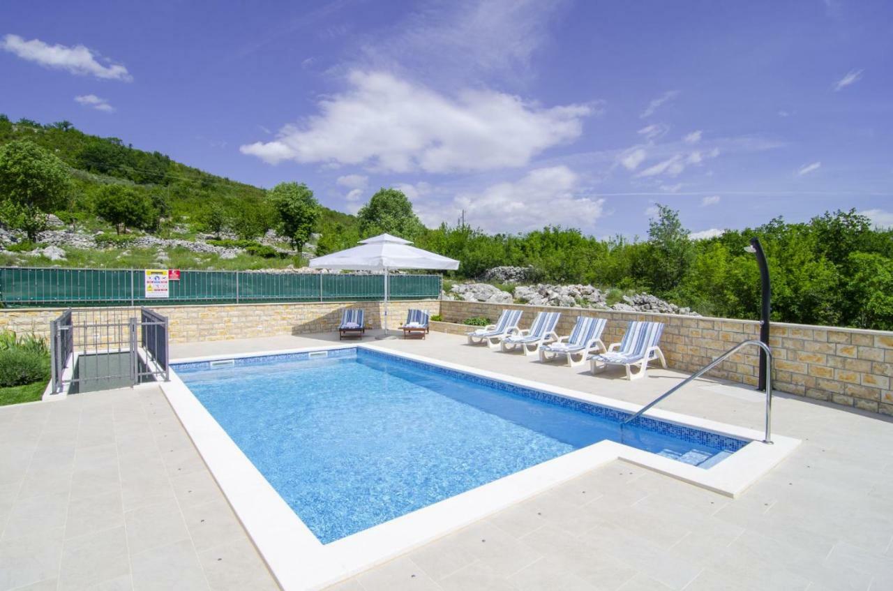 Villa Katja โอมิช ภายนอก รูปภาพ